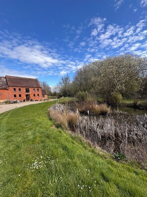 Property grounds - Cotswold Barn near Chipping Campden, three bedrooms, sleeps six (Blockley)