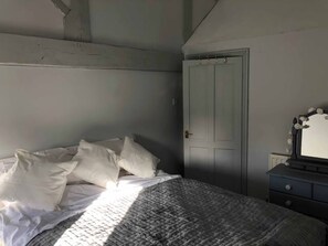 3 chambres, fer et planche à repasser