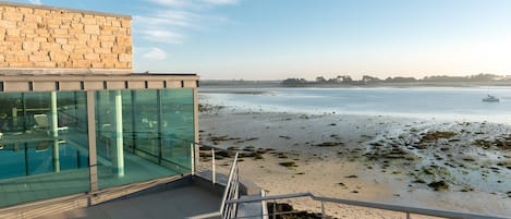 المنطقة المحيطة بالمنشأة