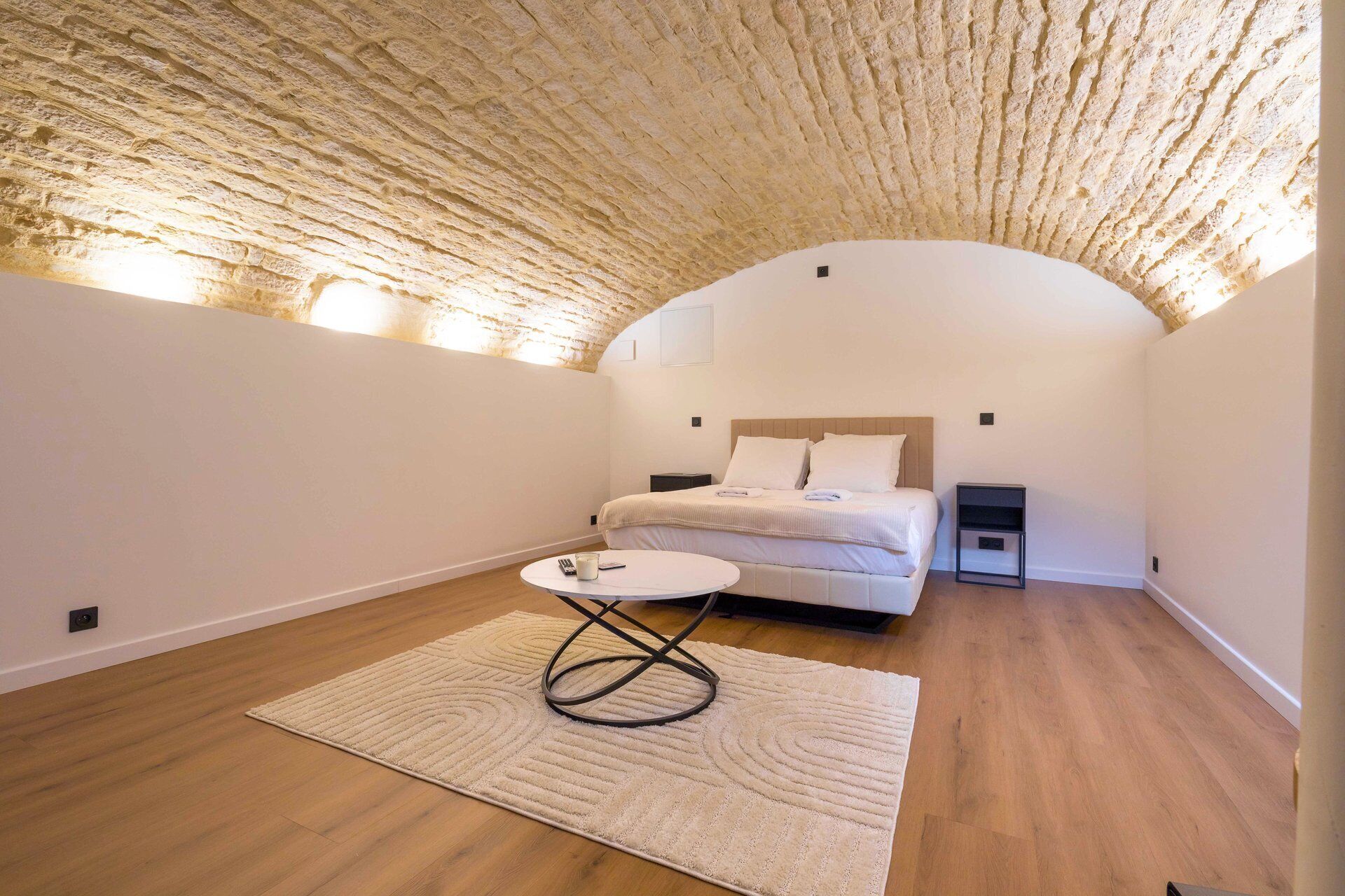 Iron/ironing board, travel cot, WiFi, bed sheets