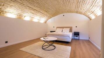 Iron/ironing board, travel cot, WiFi, bed sheets