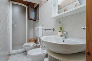 Shower, towels - Holiday Home 'Gianpiero' with Private Terrace, Garden, and Balcony (San Teodoro)