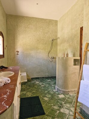 Douche, sèche-cheveux, serviettes fournies, savon