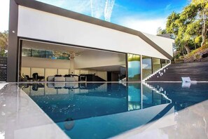Kolam renang outdoor, dengan kursi berjemur