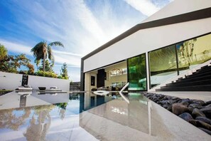 Kolam renang outdoor, dengan kursi berjemur