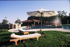 Una piscina al aire libre de temporada
