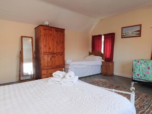4 bedrooms, individually decorated, individually furnished, free WiFi - The Old Stables (Colwyn Bay)