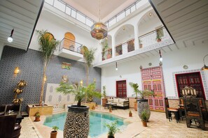 Indoor pool, outdoor pool - Riad Dar Mima Hnina - Private haven of peace, 2 pools, 10 minutes from the airport (Marrakech)