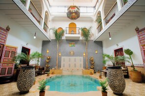 Indoor pool, outdoor pool - Riad Dar Mima Hnina - Private haven of peace, 2 pools, 10 minutes from the airport (Marrakech)