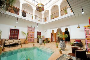 Indoor pool, outdoor pool - Riad Dar Mima Hnina - Private haven of peace, 2 pools, 10 minutes from the airport (Marrakech)