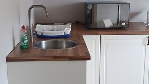 Fridge, oven, stovetop, coffee/tea maker