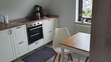 Kühlschrank, Ofen, Herdplatte, Wasserkocher mit Kaffee-/Teezubehör