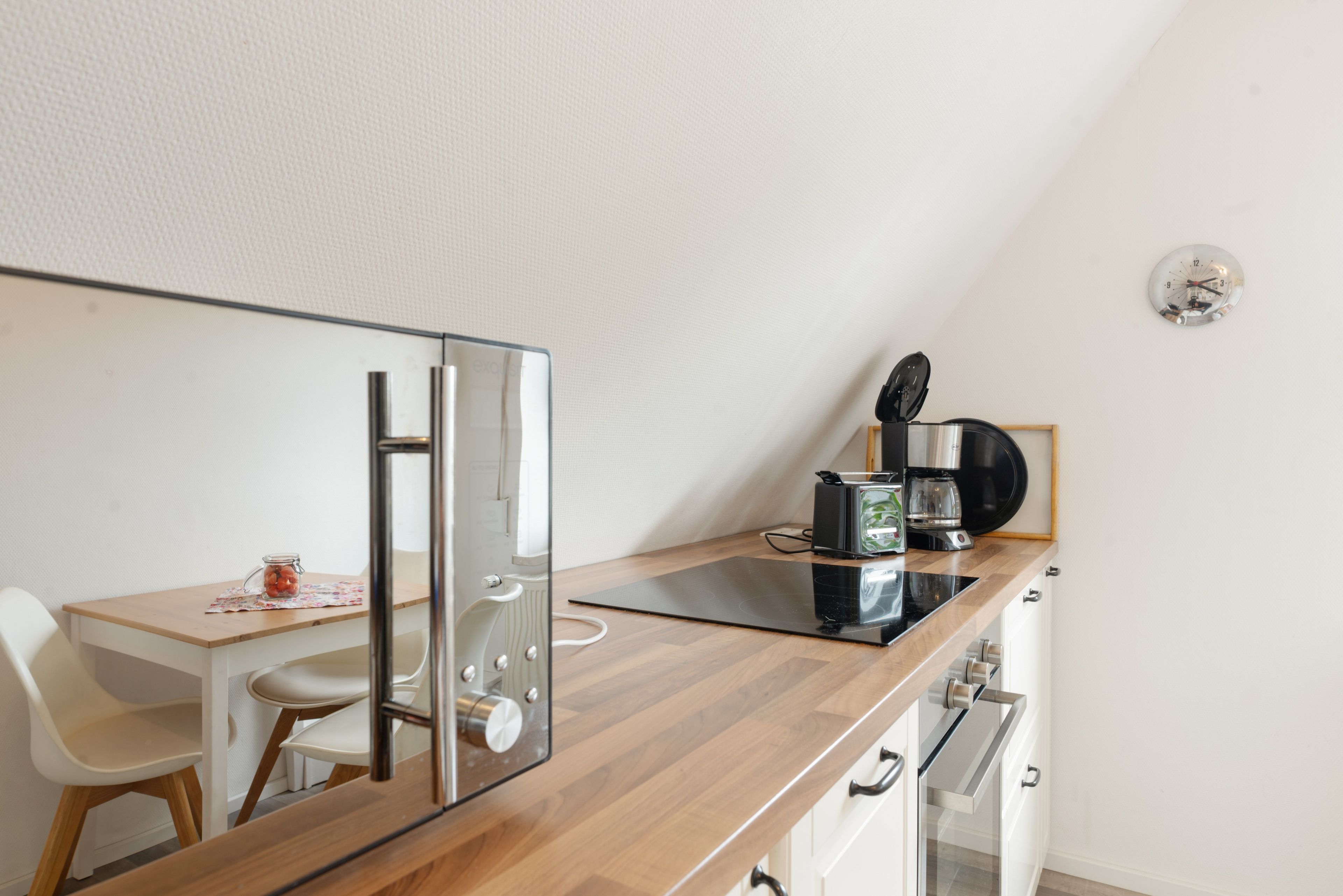 Coffee/tea maker, fridge, oven, stovetop