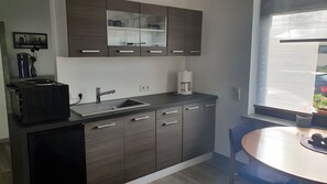 Fridge, oven, stovetop, coffee/tea maker