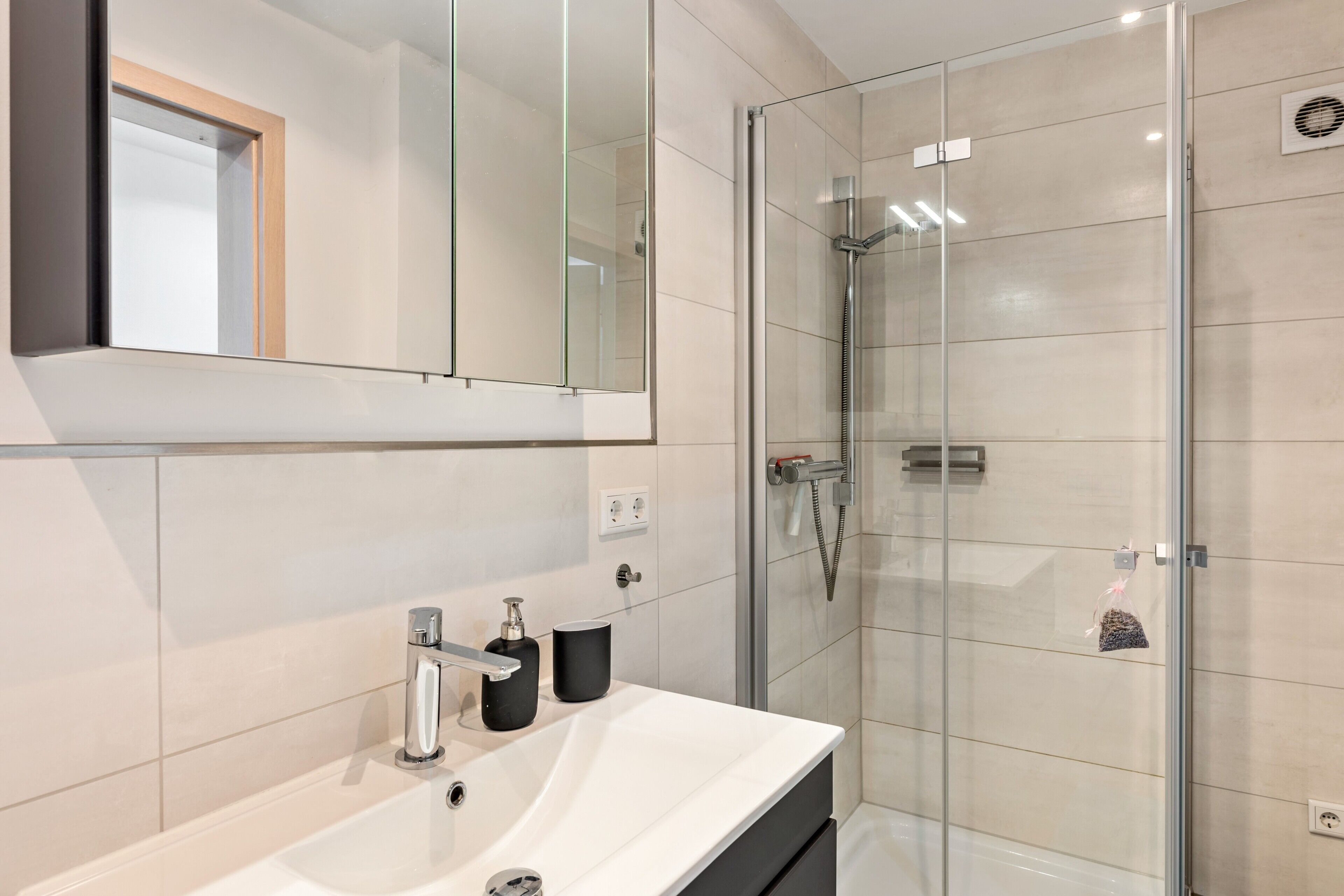 Douche, séchoir à cheveux, serviettes fournies
