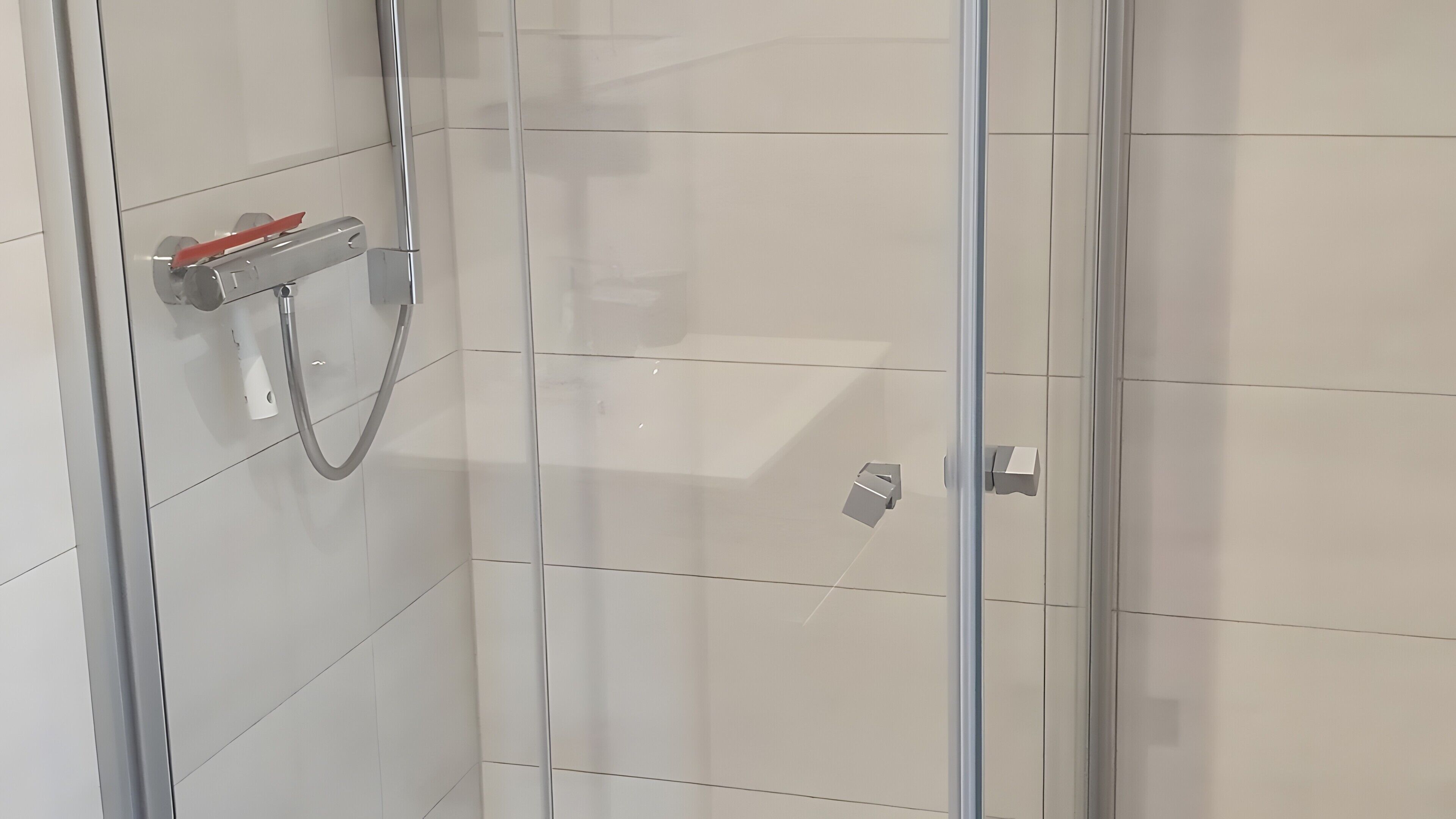 Douche, sèche-cheveux, serviettes fournies