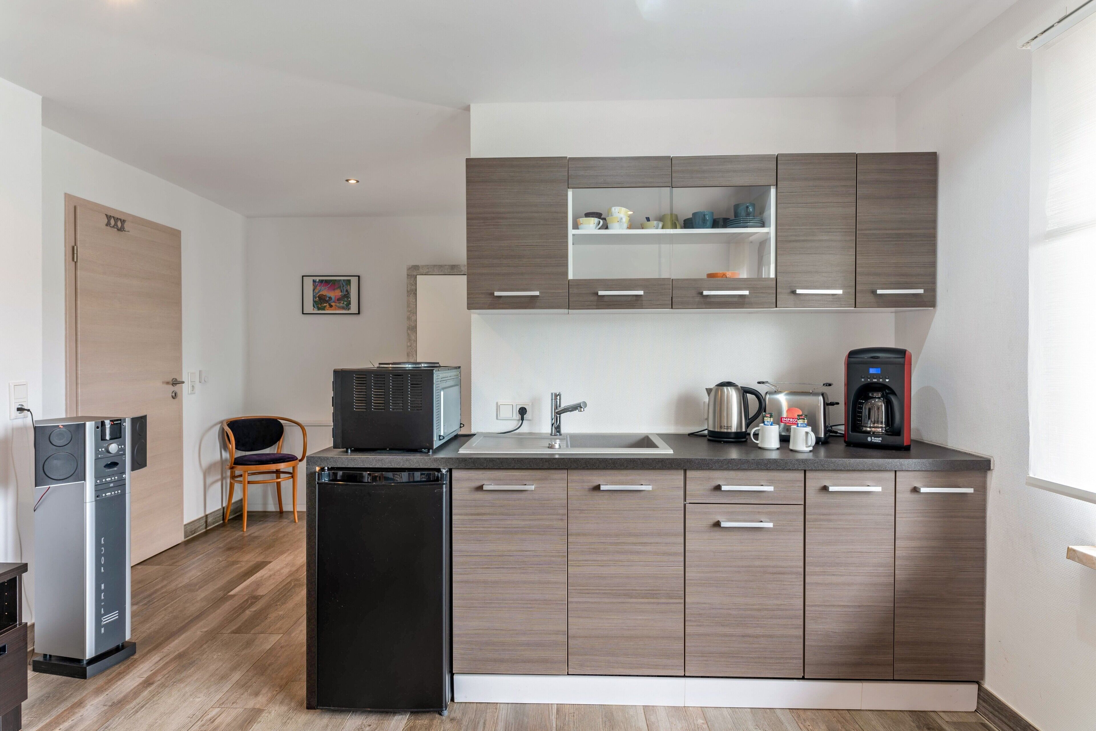 Fridge, oven, stovetop, coffee/tea maker