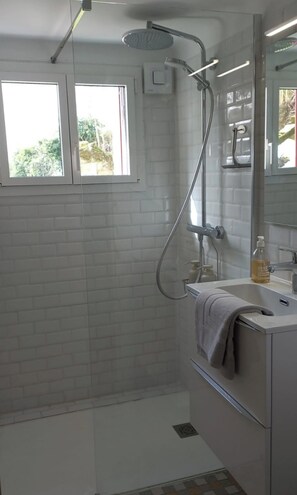 Shower, hair dryer, towels, soap - Family home for a quiet stay close to all amenities! (Montrichard Val de Cher)