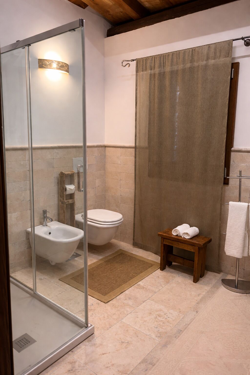 Shower, hair dryer, bidet, towels
