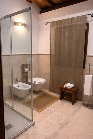Regadera, secadora de cabello, bidet, toallas 