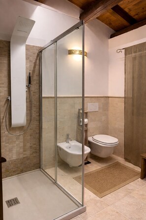 Dusche, Haartrockner, Bidet, Handtücher