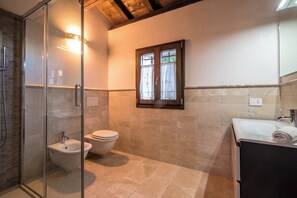Regadera, secadora de cabello, bidet, toallas 