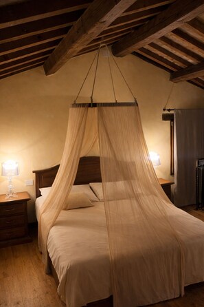 4 habitaciones, tabla de planchar con plancha, wifi y ropa de cama 