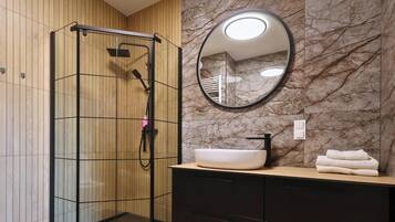 Basic Apartment, Balcony, Lake View | Bilik Mandi