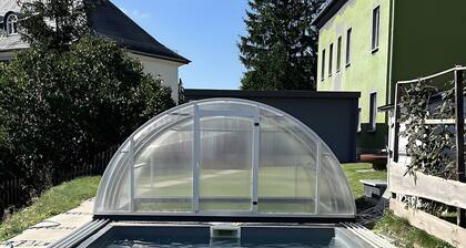 Apartment in 'Herrenhaus Auerbach oberen Teils' – Pool, Terrasse, Garten & WLAN