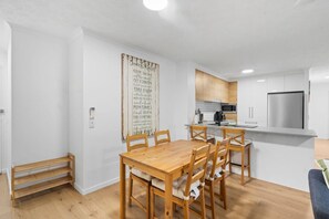 Dining - Mermaid Beach Hideaway - Family Getaway (Mermaid Beach)