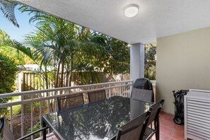 Outdoor dining - Mermaid Beach Hideaway - Family Getaway (Mermaid Beach)