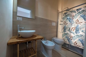 Classic Double Room | Bathroom | Shower, free toiletries, hair dryer, towels