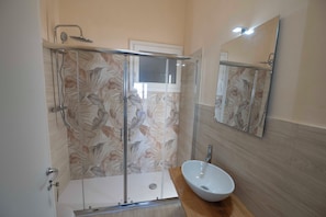 Classic Double Room | Bathroom | Shower, free toiletries, hair dryer, towels