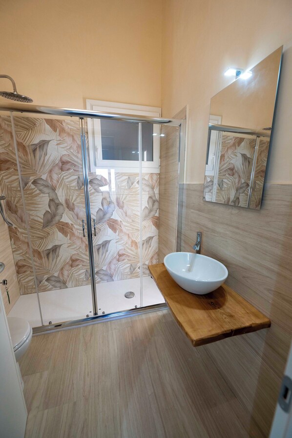 Habitación clásica doble | Baño | Ducha, artículos de higiene personal gratuitos y secador de pelo