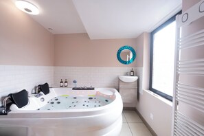 Bathroom - Vrbo Property (Templemars)