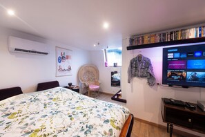 1 bedroom, free WiFi, bed sheets - Loveroom, The 80s; at Teddy's (Templemars)