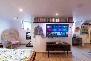 1 bedroom, free WiFi, bed sheets - Loveroom, The 80s; at Teddy's (Templemars)