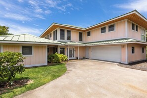 A two-story house with a garage, a covered driveway, and a well-maintained lawn. - 🌴Panoramic Ocean Views • Private Pool + Spa • AC • 4BR Kona Retreat Sleeps 10🌴 (Kailua Kona)