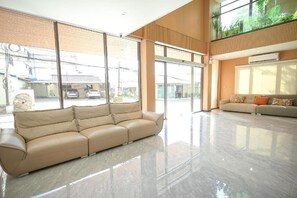 Room, 1 Bedroom, Smoking, Hot Tub | Living room - Room-velin Pattaya Hotel-family 1 (Pattaya)