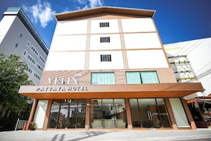 Un immeuble à plusieurs étages sur lequel on peut lire l’inscription « VELIN PATTAYA HOTEL ».