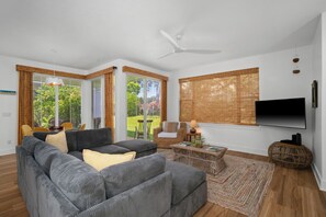 TV - Modern 2br Princeville Condo, Pool, Hot Tub, Fitness Center (Princeville)