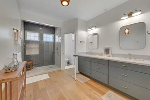 Shower, hair dryer, towels - Modern 2br Princeville Condo, Pool, Hot Tub, Fitness Center (Princeville)