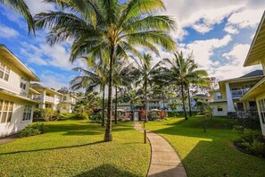 Property grounds - Modern 2br Princeville Condo, Pool, Hot Tub, Fitness Center (Princeville)