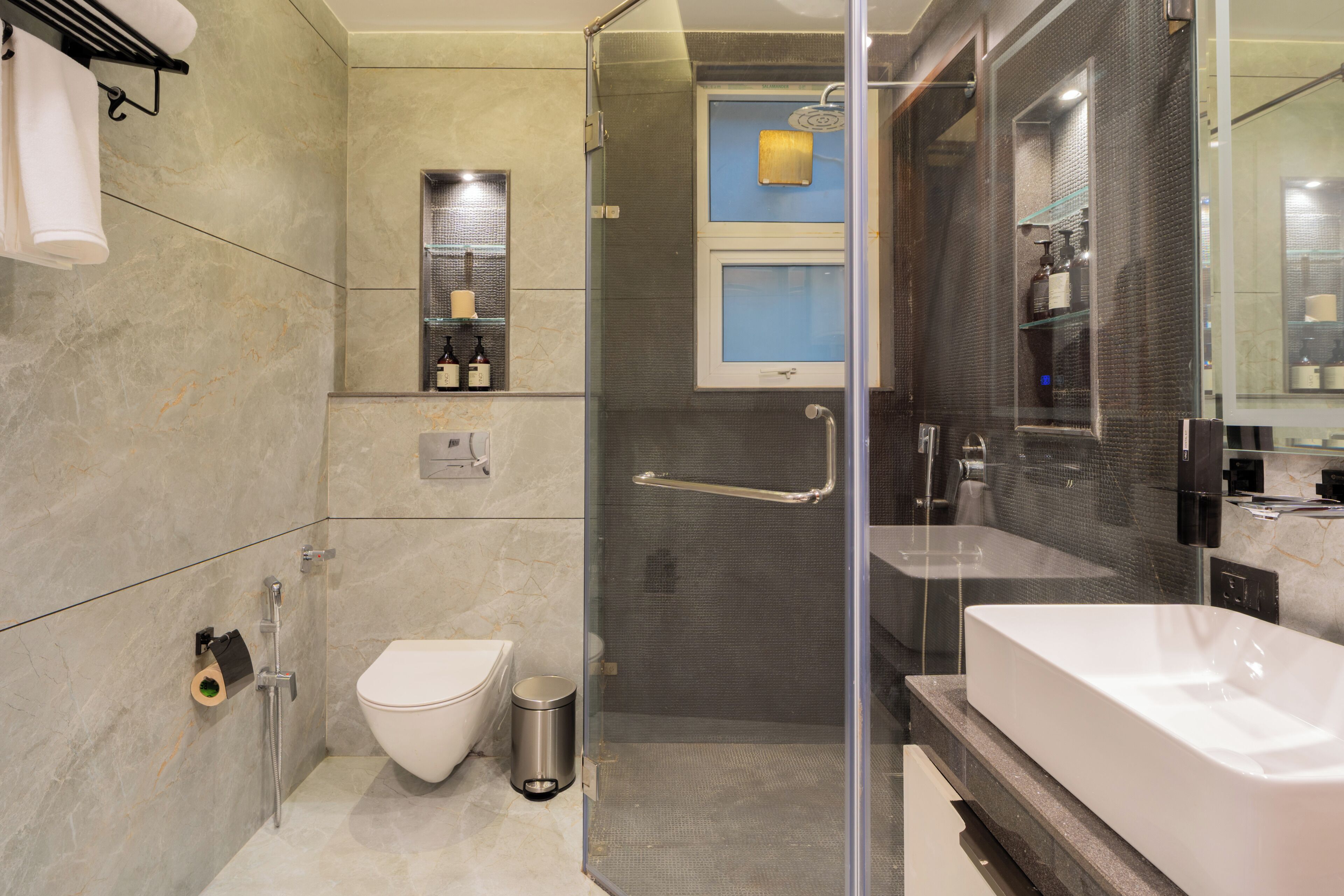 Ein modernes Badezimmer mit einer Duschkabine, einer weißen Toilette und einer großzügigen Badewanne.