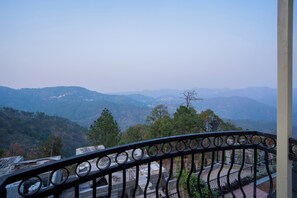 Luxury Villa | Property grounds - ELIVAAS privé Royce Cottage 4BHK Villa (Kasauli)