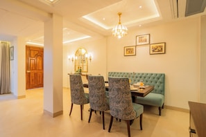 Dining - ELIVAAS privé Royce Cottage 4BHK Villa (Kasauli)