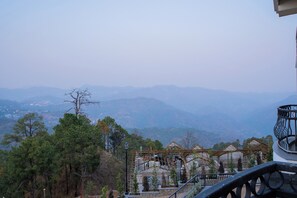 Luxury Villa | Property grounds - ELIVAAS privé Royce Cottage 4BHK Villa (Kasauli)