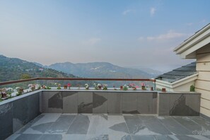 Luxury Villa | Property grounds - ELIVAAS privé Royce Cottage 4BHK Villa (Kasauli)