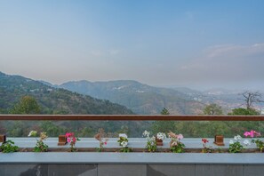 Luxury Villa | Property grounds - ELIVAAS privé Royce Cottage 4BHK Villa (Kasauli)