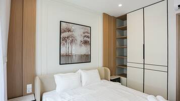 Un dormitorio con cama, armario y un cuadro en la pared.